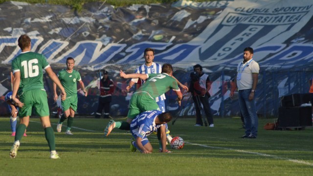 Marius Baciu (dreapta, în tricou alb) a suferit pe marginea terenului văzând cum pierde echipa sa în fața alb-albaștrilor (foto: Alexandru Vîrtosu)