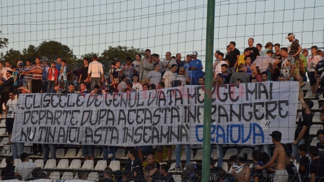 Suporterii de la peluză au afişat un banner legat de înfrângere imediat după ultimul fluier, semn că se aşteptau la o nouă dezamăgire din partea fotbaliştilor lui Cârţu şi Săndoi