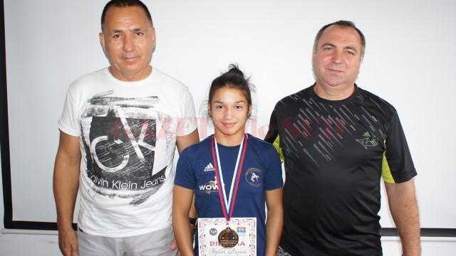 Ştefania Priceputu a fost susţinută la Europene de antrenorii Petre Banciu (stânga) şi Valentin Boboşca. Acesta din urmă  este ca un tată pentru campioana din Bănie. (Foto: Bogdan Grosu)