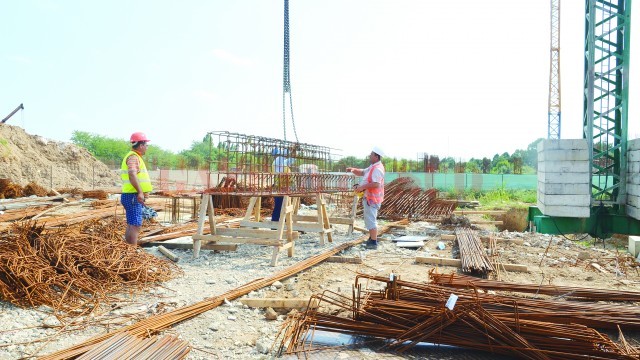 Constructorul cartierului chinezesc Shandong NIngjian încearcă să facă rost de bani pentru a readuce muncitorii pe şantier (Foto: Lucian Anghel)