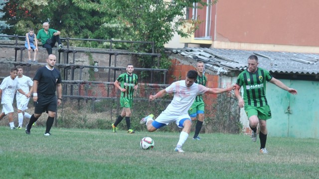 Ionuţ Şerban (la minge) şi colegii săi au încheiat cu o victorie la scor cantonamentul de la Kladovo (foto: fcpodari.ro)