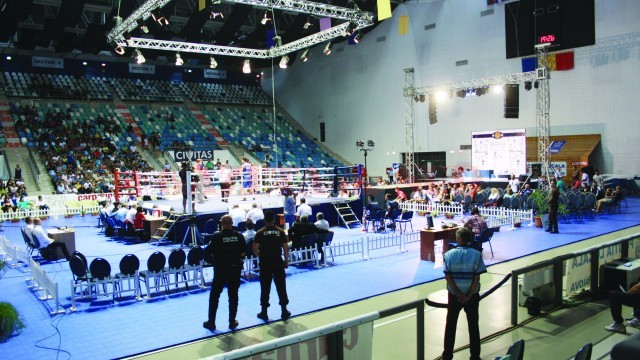 Se anunţă vremuri bune pentru boxul craiovean. După lungi dezbateri, în consiliul local s-a votat ieri înfiinţarea secţiei de box la SCM Craiova, ceea ce înseamnă bani şi condiţii mai bune pentru sportivi şi antrenori
