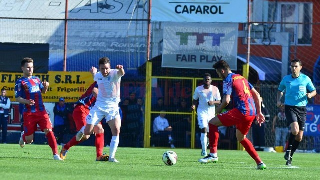 Mateiu (în alb) a făcut un meci bun la Târgu Mureş (foto: Arhivă GdS)