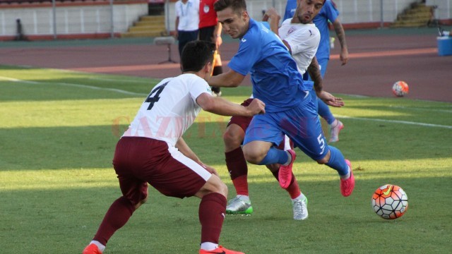 Bogdan Vătăjelu (în albastru) a fost decisiv în partida cu FC Voluntari (foto: csuc.ro)