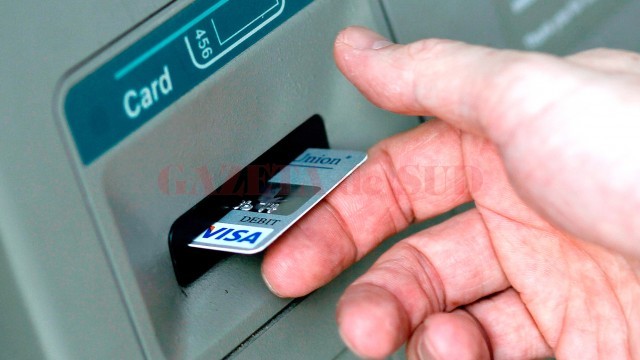 Cei care își petrec vacanțele în străinătate trebuie să se intereseze cu ce tip de card pot plăti sau dacă pot achita cu cardul anumite produse sau servicii (FOTO: economica.net)
