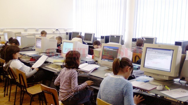 Elevii ar trebui să recepteze critic mesajele din medial virtual (Foto: ziuadeconstanta.ro)