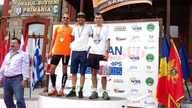Ionuţ Zinca (în centru)  este dublu campion  balcanic la Buşteni,  la individual şi cu echipa