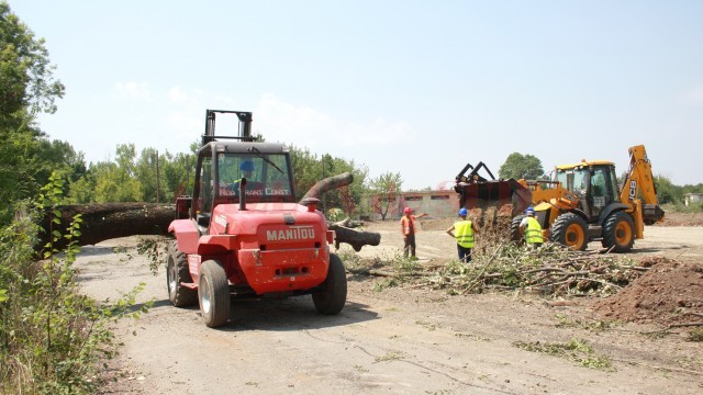 Organizarea șantierului pentru lucrările de reabilitare a infrastructurii de mișcare a Aeroportului Craiova este aproape de final (Foto: Bogdan Grosu)