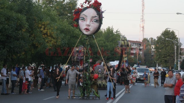 Veste bună pentru pitici: Parada Puppets Occupy Street va avea loc şi în încheierea festivalului