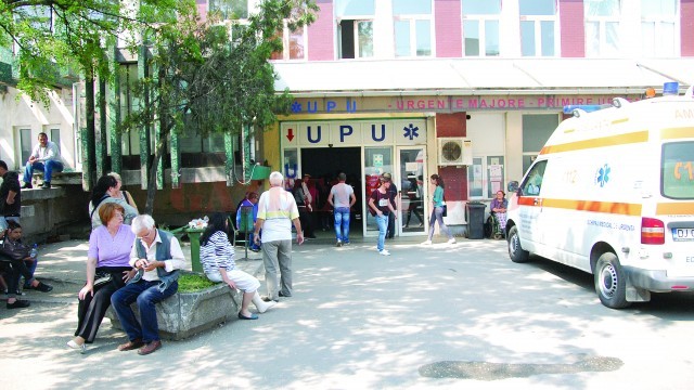 Copilul a fost adus cu o ambulanță la Spitalul de Urgență Craiova, unde medicii au stabilit că suferise mai multe leziuni (Foto: arhiva GdS)