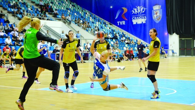 Alexandra Iovănescu (la minge) şi colegele sale sunt neînvinse de trei etape (Foto: Daniela Mitroi-Ochea)