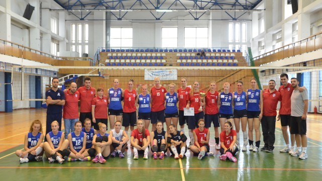 Jucătoarele de la CSM București (în roșu) și SCM-U Craiova au disputat astăzi ultimul meci al turneului. Formația bucureșteană s-a impus cu 3-0 (foto: Lucian Anghel)