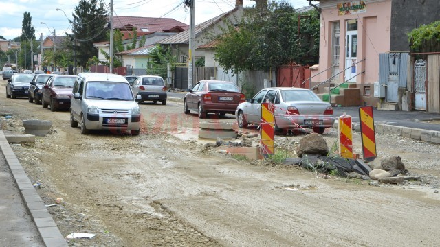 Pe această porțiune din strada Bariera Vâlcii ar fi trebuit să fie turnat deja asfalt (FOTO: Lucian Anghel)