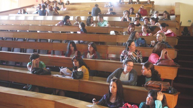 Orele rămase libere se repartizează în aceste zile atât în ședințe publice organizate de Inspectoratul Școlar Județean Dolj, cât și prin decizii ale consiliilor de administrație din școli (Foto: Arhiva GdS)