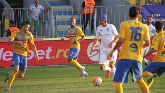 Andrei Ivan (la minge) a făcut diferenţa în meciul cu Petrolul (foto: csuc.ro)