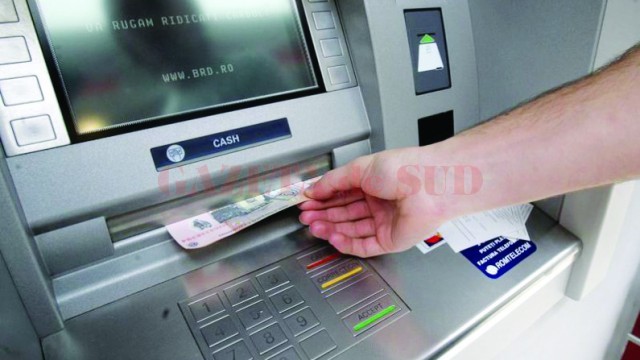 Trei craioveni au fost acuzați că au „aranjat“ mai multe bancomate cu un dispozitiv cu lipici