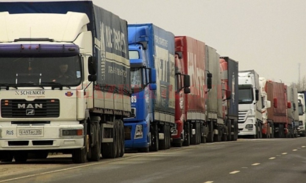 Circulaţia vehiculelor rutiere cu masa totală maximă autorizată mai mare de 7,5 tone altele decât cele destinate exclusiv transportului de persoane, este interzisă
