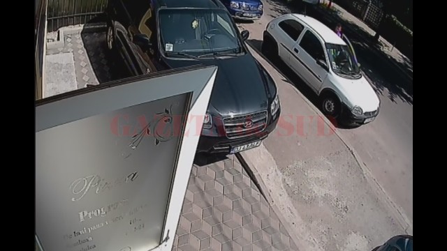 Suspectul a fost surprins de o cameră de supraveghere atunci când a furat mașina unei pizzerii din Craiova