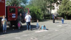 Înainte de Ziua Pompierilor din România, ISU Mehedinţi a organizat concursuri de desene pe asfalt pentru copiii pompierilor