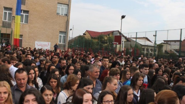 Elevii din Gorj au revenit pe băncile şcolilor 