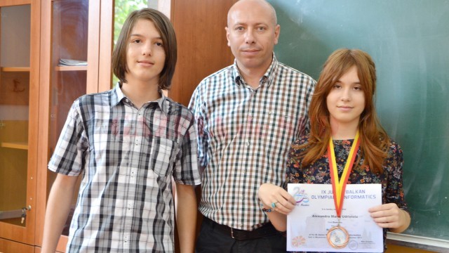 Profesorul de informatică Marius Nicoli, alături de Alex Cazacu și Alexandra Udriştoiu (FOTO: Lucian Anghel)