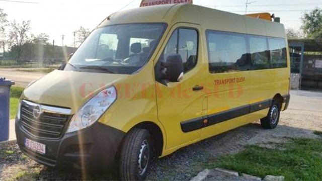 Microbuzul școlar distribuit în comuna Tălpaș stă parcat în fața primăriei  pentru că nu are șofer