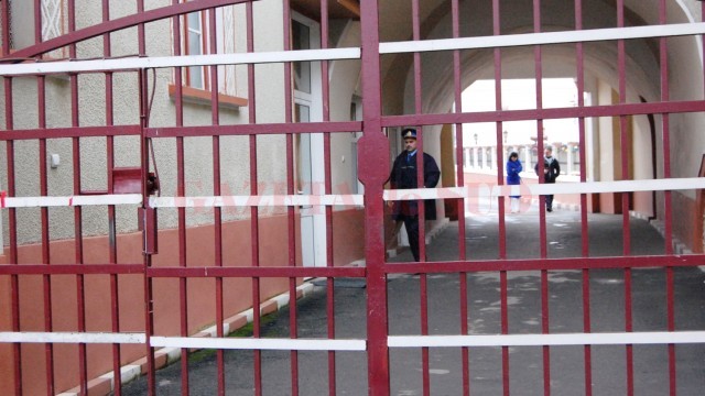 Instanța a reținut că un deținut din Penitenciarul Giurgiu, care se prezenta ca fiind ministrul Niță ori secretarul de stat  Gherghina, a înșelat mai multe persoane prin telefon