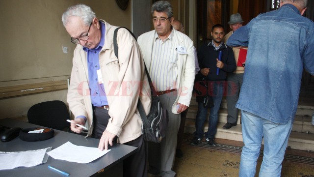 Campania pentru demiterea consilierilor locali a început cu strângerea de semnături imediat după ce aleșii au respins proiectul pentru referendum (Foto: GdS)