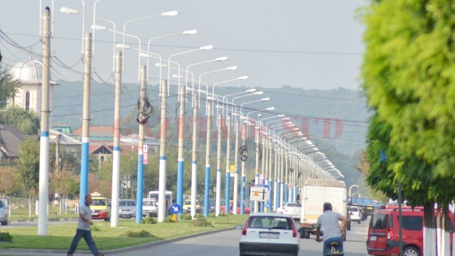 Lămpile stâlpilor de iluminat din Craiova se vor stinge mai târziu dimineața și se vor aprinde mai devreme seara,  însă doar în anumite luni ale anului (Foto: GdS)