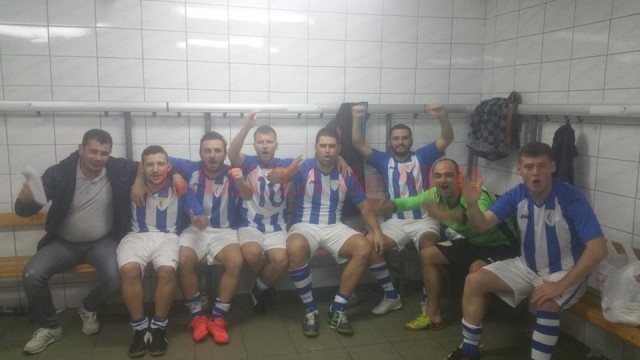 Fotbaliștii craioveni sărbătoresc cel mai recent trofeu cucerit