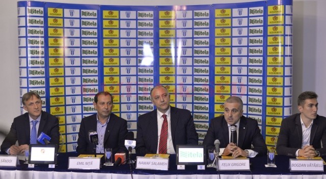 Emil Săndoi, Emil Niţă, Nawaf Salameh, Felix Grigore şi Bogdan Vătăjelu au anunţat noul sponsor al CS Universitatea Craiova (foto: Alexandru Vîrtosu)