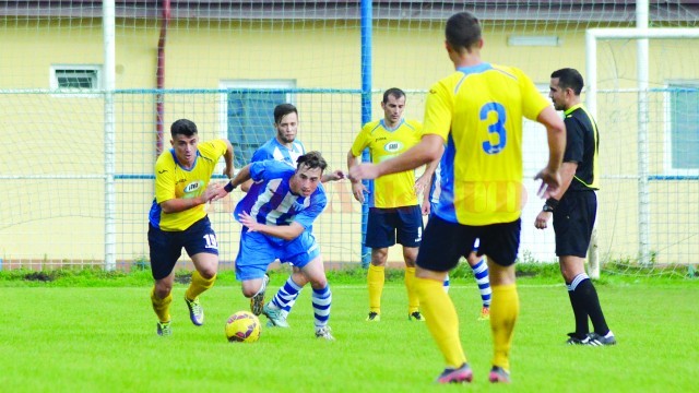 Armăşelu (la minge) şi colegii săi trebuie să se descurce fără ajutoare de la echipa mare (Foto: Alexandru Vîrtosu)
