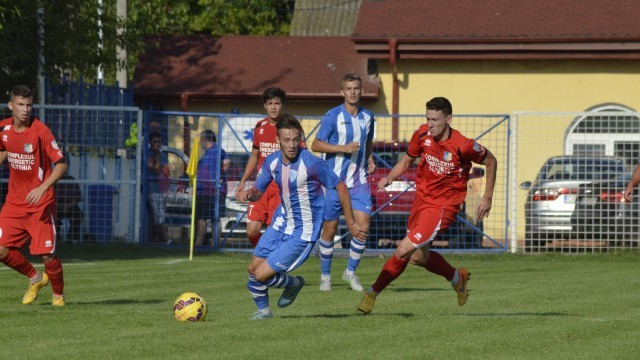 Angelo Iuga (la minge) va juca sub tricolor (foto: Alexandru Vîrtosu)