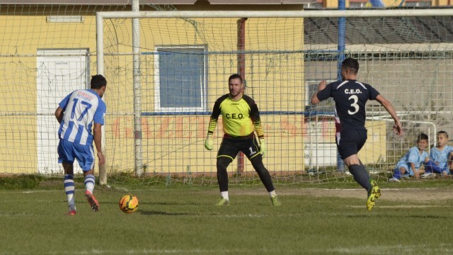 Simon Mazarache (la minge) nu l-a "iertat" pe Nicuşor Bănică la această acţiune (foto: Alexandru Vîrtosu)