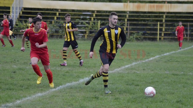Sergiu Jurj (la minge) va evolua sub tricolor împotriva Moldovei U19 (foto: Alexandru Vîrtosu)