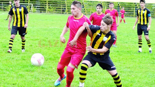Juniorii sub 19 ani ai CSU (galben-negru) au făcut o partidă bună în faţa rivalilor de la LPS Banatul Timişoara (Foto: Alexandru Vîrtosu)