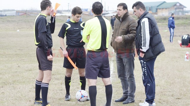 Marian Ezaru (al doilea de la dreapta) este nelipsit de la meciurile din judeţ şi intervine cu explicaţii atunci când arbitrii greşesc (Foto: Alexandru Vîrtosu)