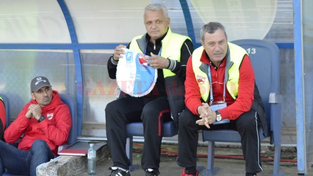 Mircea Rednic (dreapta) şi staff-ul său au aşteptat cuminţi primul fluier al meciului