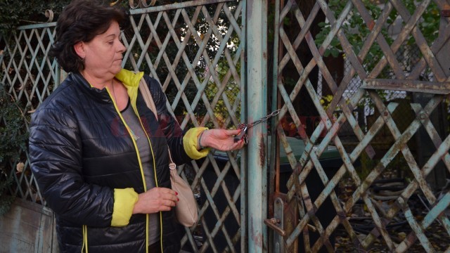 Fiica bătrânilor care au locuit în casa de pe strada Păltiniș a găsit lacătul pe porți după ce ieșise câteva minute din curte