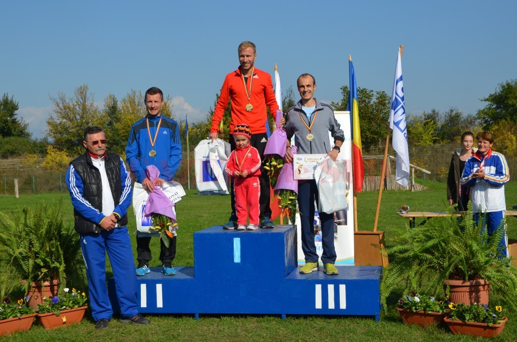 Craiovenii Marius Ionescu (centru), Andrei Ştefana (stânga) şi Marius Buşcă au luat medaliile în cursa seniorilor (foto: Daniela Mitroi-Ochea)