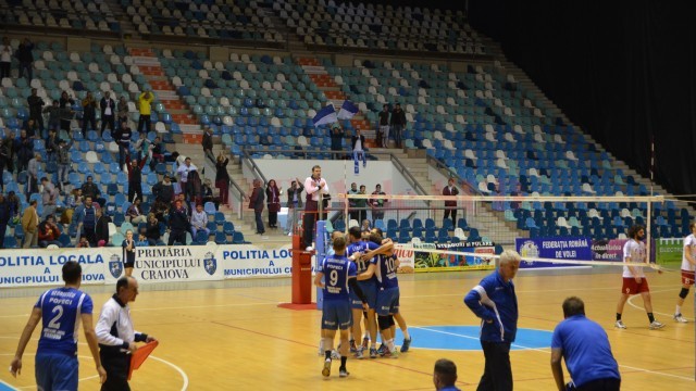 Jucătorii craioveni s-au impus cu 3-2 şi au câştigat două puncte, iar dinamoviştii au plecat acasă cu un punct (foto: Daniela Mitroi-Ochea)