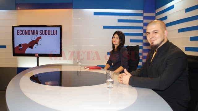 Reprezentanții Eurotehnica IT&C,  Georgiana Carabașu și Valentin Ion-Șerban, s-au aflat în studioul Alege TV,  la emisiunea „Economia Sudului“ (FOTO: Bogdan Grosu)