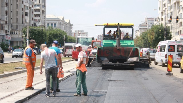 Pe Calea București va începe, de marți, 27 octombrie, turnarea ultimului strat de asfalt, la trei luni după așternerea primului (Foto: Arhiva GdS)