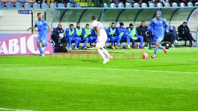 Andrei Ivan (la minge) a fost cel mai bun jucător al Craiovei în partida cu FC Botoşani (Foto: csuc.ro)