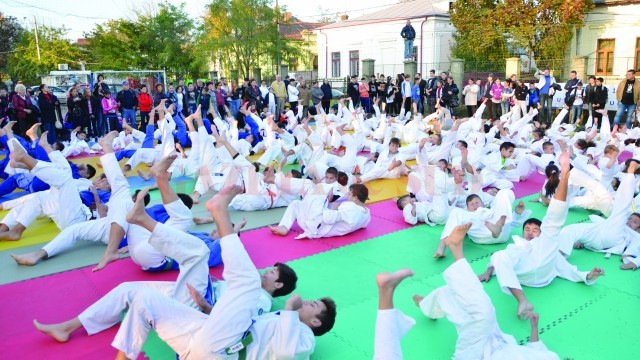 Judoka din Bănie au făcut un antrenament diferit, mai scurt, fiind vorba de o zi aniversară (Foto: Claudiu Tudor)