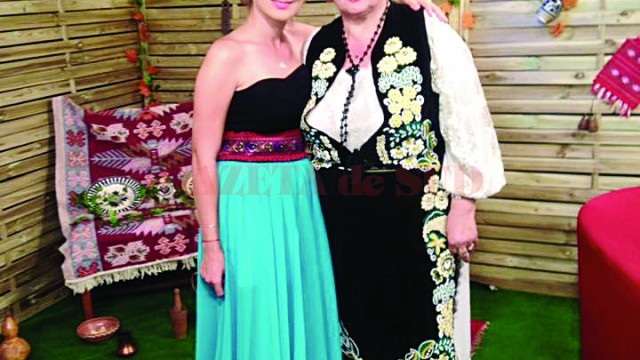 Mariana Stanciu Dănăilă (dreapta), alături de Claudia Cocoş, realizatoarea emisiunii „Popas folcloric“ de la Alege TV