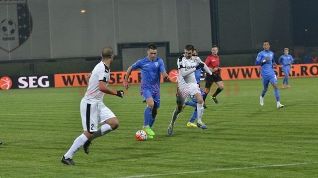 Mateiu (la minge) şi colegii săi n-au repetat evoluţia bună cu Dinamo şi în jpcul cu Astra (foto: csuc.ro)