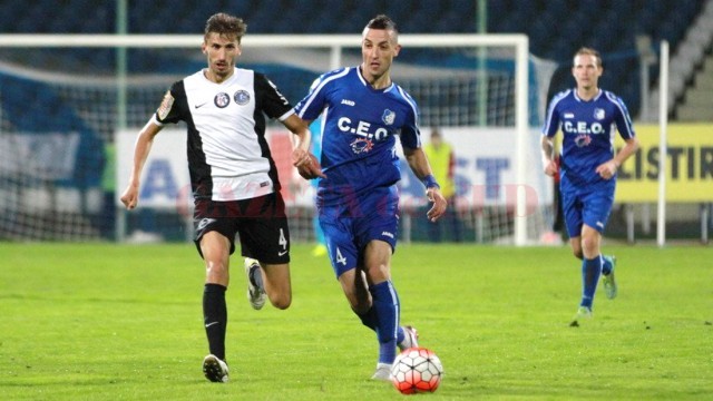 Momcilovic (la minge) a obținut un penalti pentru Pandurii, dar Hora a ratat (Foto: panduriics.ro)