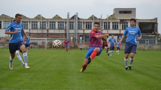 Filieşenii (în albastru) au ieşit cu capul plecat din teren după meciul de la Cugir (foto: ziarulunirea.ro)