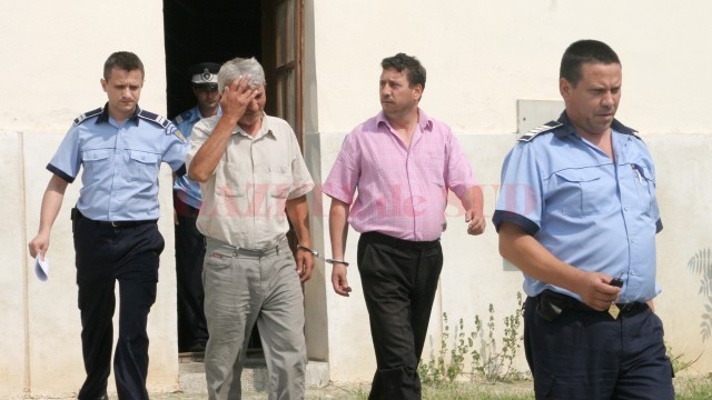 Fostul edil din Giurgița (dreapta) și contabilul -şef  al primăriei au fost arestați preventiv în iunie 2011 (FOTO: GdS)